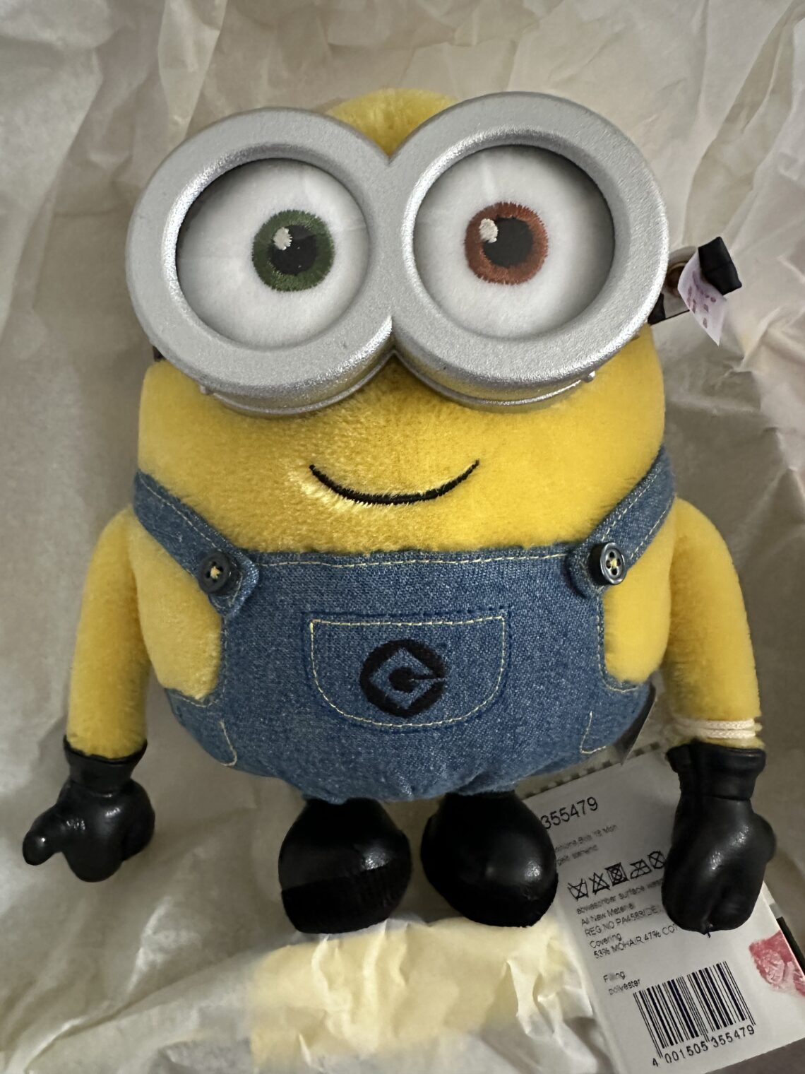 Luxusplüsch - Gelber Minion Bob mit Brille, blauer Jeans Hose, großer Brille, schwarzen Handschuhen und schwarzen Schuhen