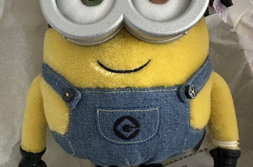 Luxusplüsch - Gelber Minion Bob mit Brille, blauer Jeans Hose, großer Brille, schwarzen Handschuhen und schwarzen Schuhen