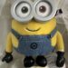 Luxusplüsch - Gelber Minion Bob mit Brille, blauer Jeans Hose, großer Brille, schwarzen Handschuhen und schwarzen Schuhen