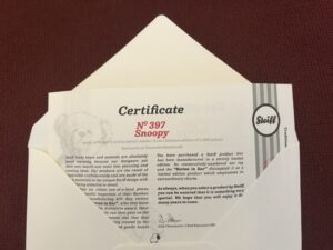 Luxusplüsch.Snoopy Steiff Zertifikat mit Nummer 397 und Steiff Logo im offenen Umschlag