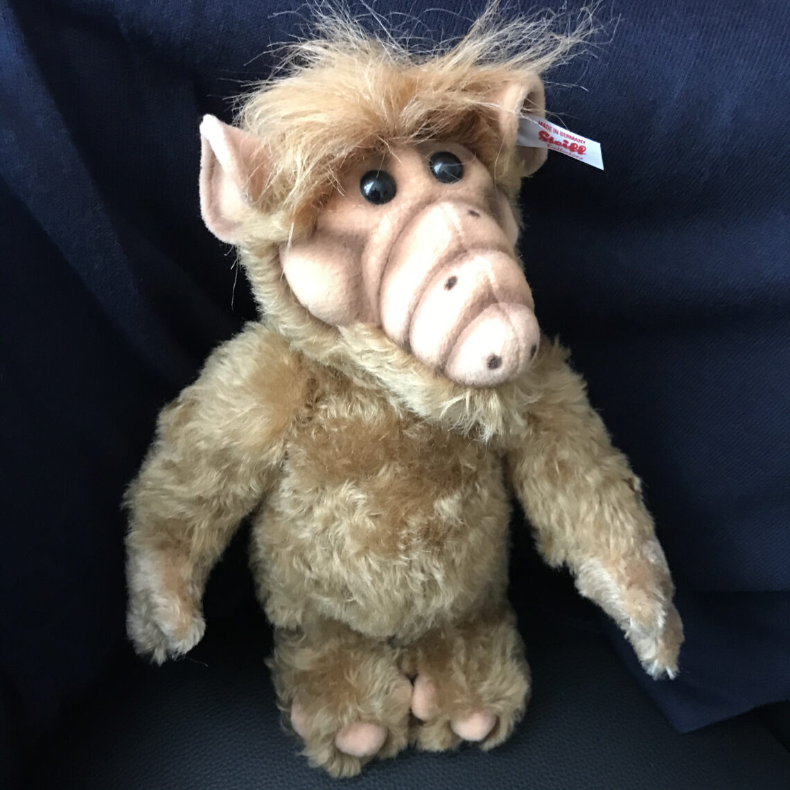 Luxusplüsch. Rotbrauner Steiff Alf mit Airbrush Details an Gesicht, Nase und Ohren, Knopfaugen und weißer Steiff Ohrfahne