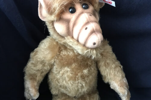 Luxusplüsch. Rotbrauner Steiff Alf mit Airbrush Details an Gesicht, Nase und Ohren, Knopfaugen und weißer Steiff Ohrfahne