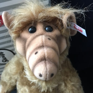 Luxusplüsch. Rotbrauner Steiff Alf mit Airbrush Details an Gesicht, Nase und Ohren, Knopfaugen und weißer Steiff Ohrfahne