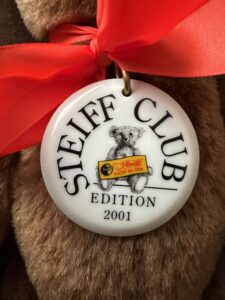 Steiff Club Porzellanmarke 2001, schwarze Schrift auf weiß Steiff Club Edition 2001